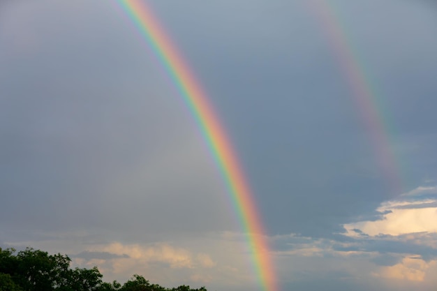 Un arc-en-ciel coloré dans le ciel