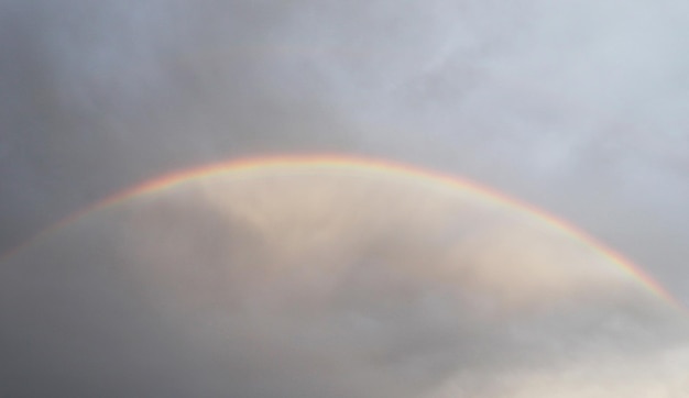 Arc-en-ciel dans le ciel dramatique