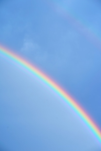 Arc-en-ciel dans le ciel d'été bleu