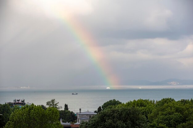 Arc-en-ciel dans un milieu rural