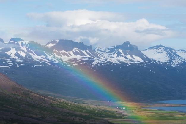 Arc-en-ciel dans les montagnes islandaises