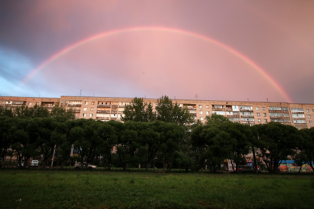 Arc-en-ciel lumière coucher de soleil nuage sombre