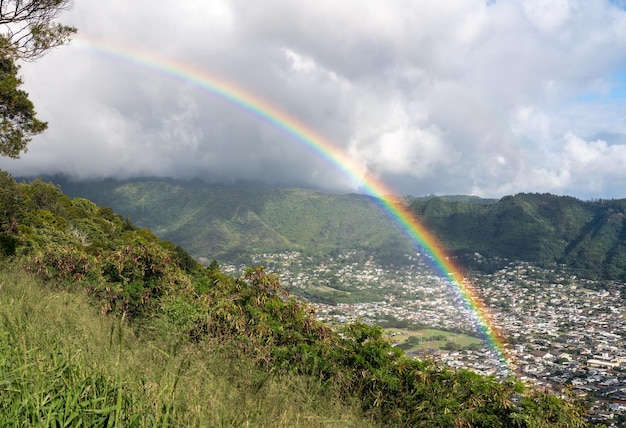 Arc-en-ciel lumineux sur la banlieue de Woodlawn et Manoa dans une vallée au-dessus d'Honolulu à Hawaï