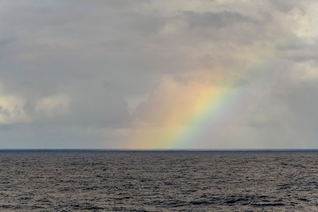 Arc-en-ciel en mer Paysage marin mer bleue Temps calme Vue du navire