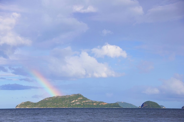 Photo arc-en-ciel sur la mer.