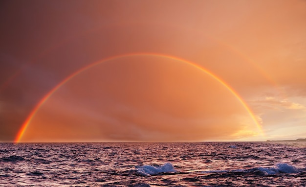 Arc-en-ciel naturel coloré et lumineux.