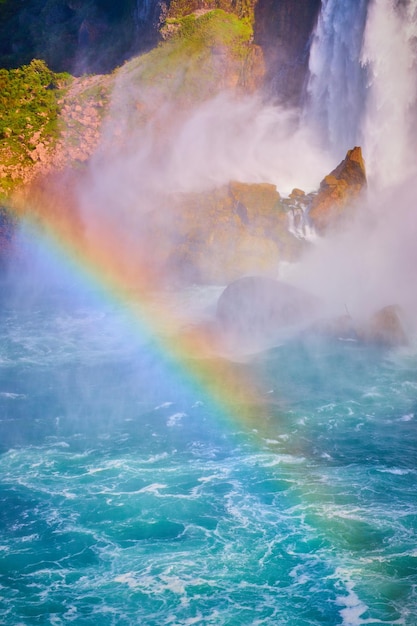 Arc-en-ciel traversant la rivière Niagara avec derrière les chutes américaines en détail