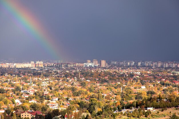 Arc-en-ciel sur la ville de Konya Turquie