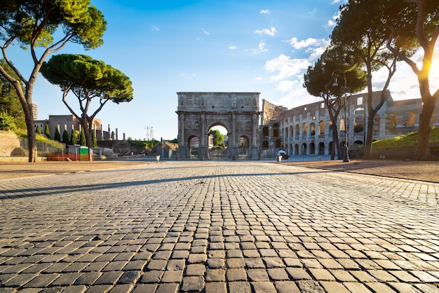 Arc de Constantin au bout du mont palatin. Rome, Italie