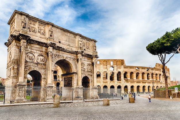 Arc de Constantin et le Colisée, Rome, Italie