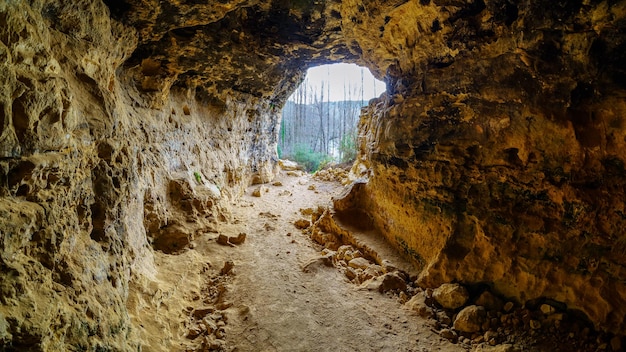 Arc d'entrée de la grotte creusée dans la roche de la montagne. Duraton, Ségovie.