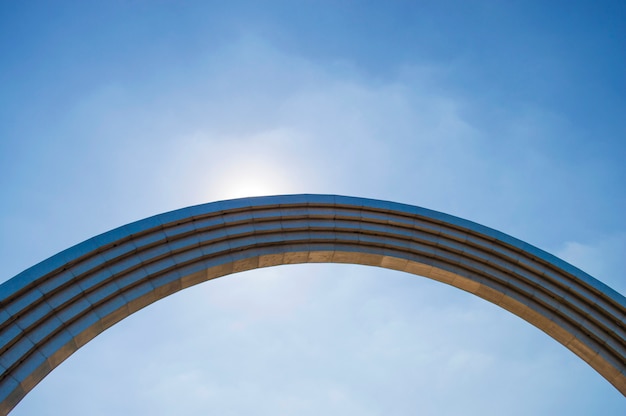 Photo arc de fer contre le ciel bleu