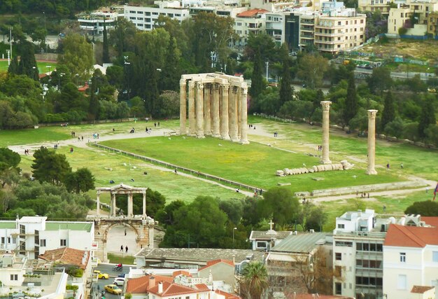 Photo l'arc d'hadrien et le temple de zeus olympien vus depuis l'acropole d'athènes, en grèce
