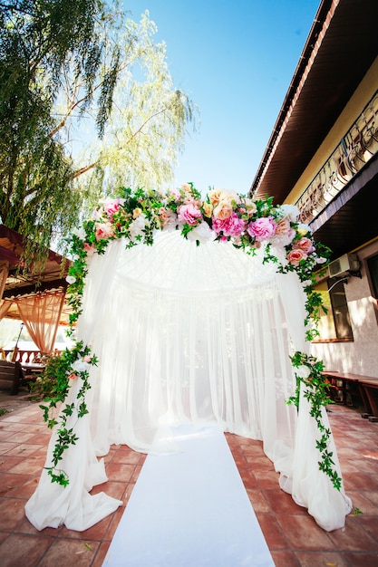 Arc de mariage. Belle cérémonie de mariage.