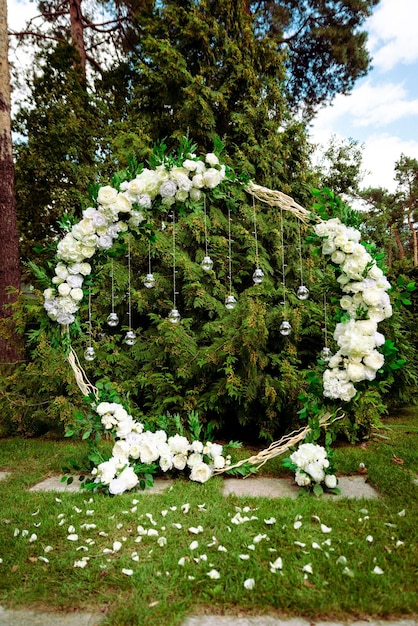 Arc de mariage de cérémonie de mariage décoré de diverses fleurs fraîches