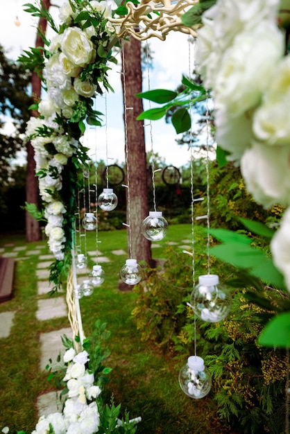 Arc de mariage de cérémonie de mariage décoré de diverses fleurs fraîches