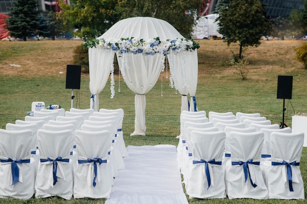 Arc de mariage décoré moderne, pour la cérémonie de mariage. Décor, mariage.