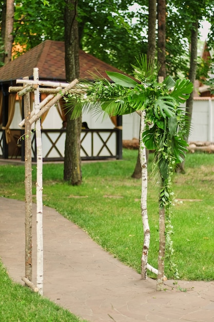 L&#39;arc de mariage est décoré de feuilles vertes