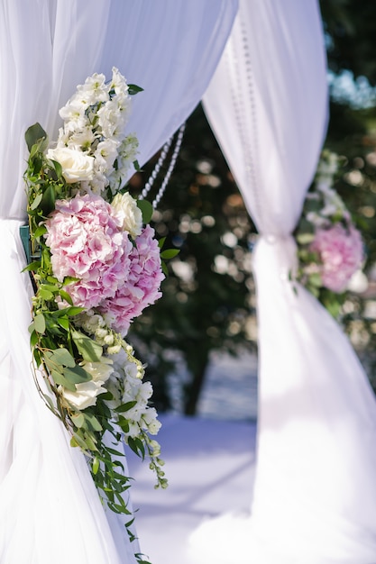 Arc de mariage des mariés décorés de fleurs de roses.