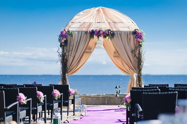 Arc de mariage des mariés décorés de fleurs de roses.