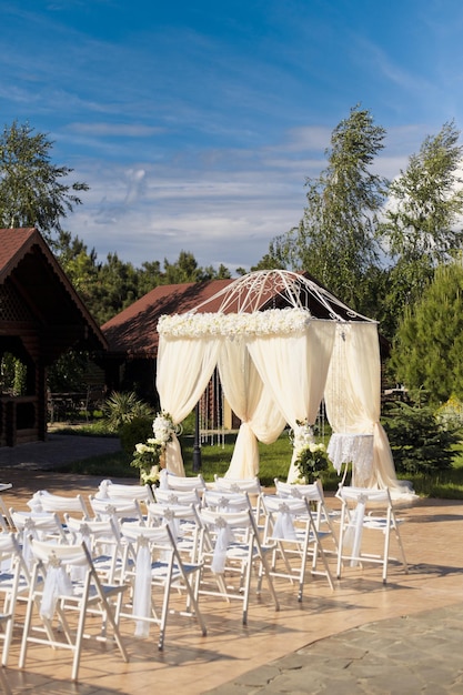 Arc de mariage pour décoration de cérémonie de couleur blanche