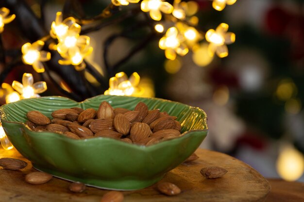 Arc plein d'amandes le temps de Noël