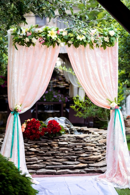 Arc pour la cérémonie de mariage dans la nature