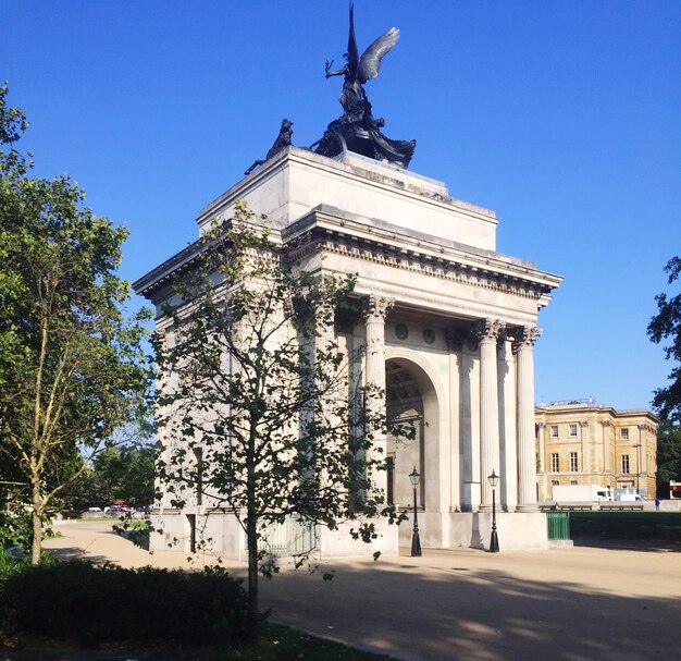 L'arc de triomphe contre le ciel bleu pendant une journée ensoleillée