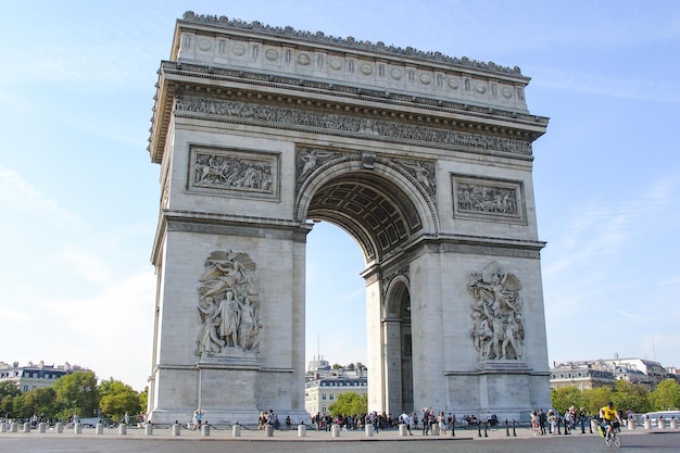 L'arc de triomphe contre le ciel