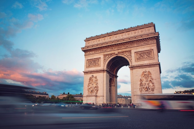 Arc de triomphe dans la soirée