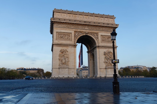 L'Arc de Triomphe décoré du drapeau français Paris France