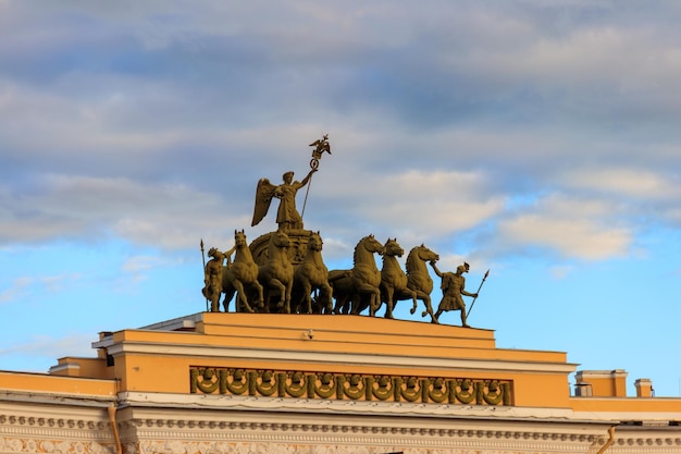 Arc de triomphe de l'état-major général s'appuyant sur la place du Palais à Saint-Pétersbourg Russie
