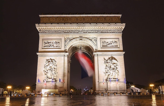 L'Arc de Triomphe en soirée Paris France