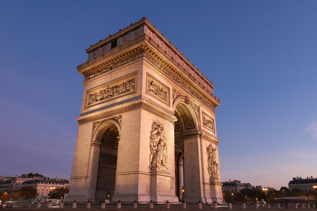 L'Arc de Triomphe en soirée Paris France