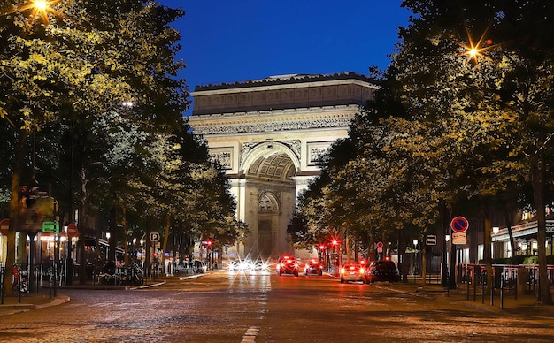 L'Arc de Triomphe en soirée Paris France