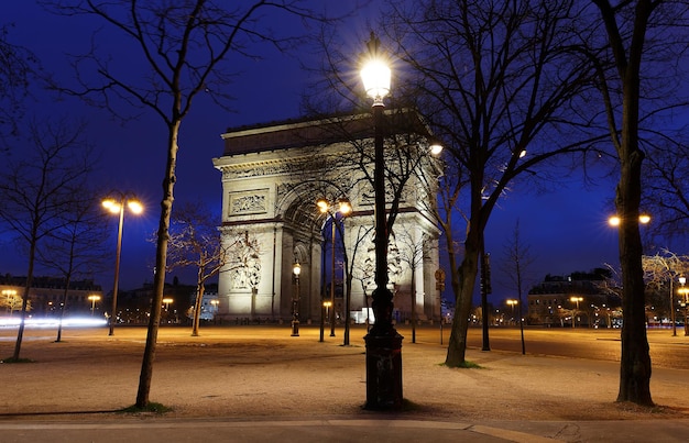 L'Arc de Triomphe en soirée Paris France