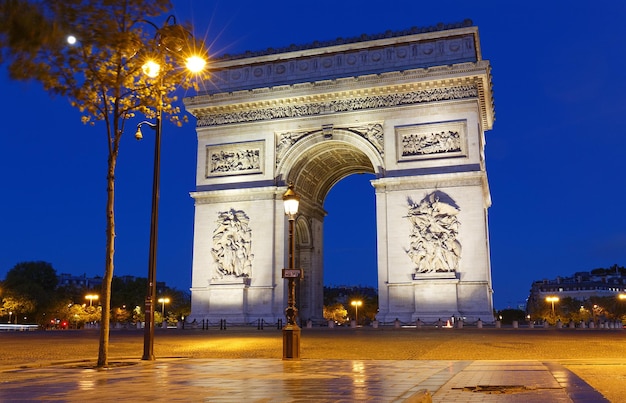 L'Arc de Triomphe en soirée Paris France