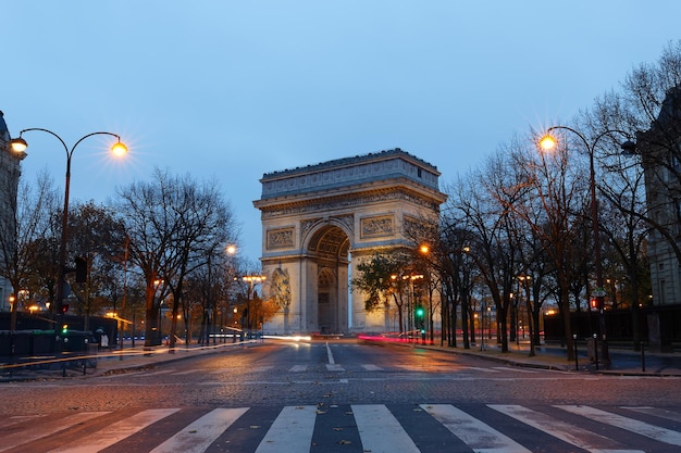 Photo l'arc de triomphe en soirée paris france