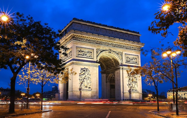 L'Arc de Triomphe en soirée Paris France