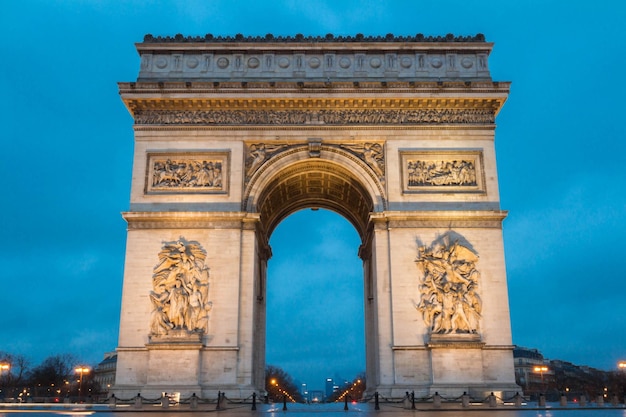 L'Arc de Triomphe en soirée Paris France