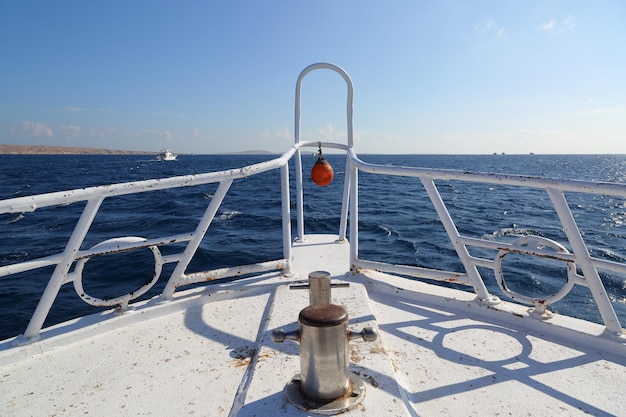 Arc de yacht flottant sur la mer