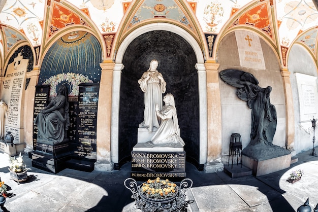 Arcade du cimetière de Vysehrad. Prague, République Tchèque