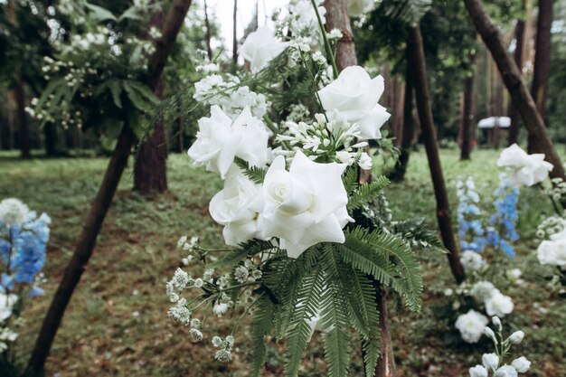 Arcade de tipi floral pour un beau mariage en plein air