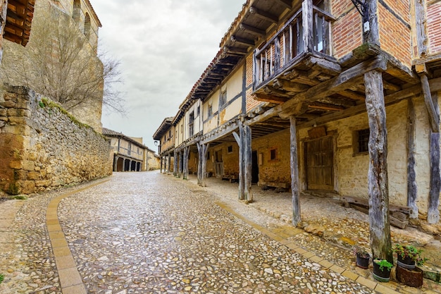 Arcades et balcons médiévaux en bois suspendus à Calatanazor Espagne
