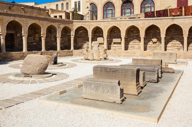 Les arcades et le lieu de sépulture religieux dans la vieille ville de Bakou, en Azerbaïdjan. Le centre-ville est le cœur historique de Bakou et un site du patrimoine mondial de l'UNESCO.