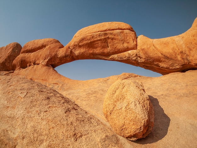 Arch Rock dans le parc national de Spitzkoppe en Namibie, en Afrique.