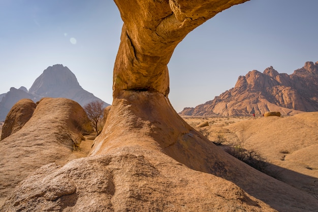 Arch Rock dans le parc national de Spitzkoppe en Namibie, en Afrique.