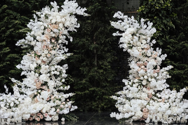 Une arche blanche avec des fleurs blanches