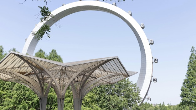Une arche blanche avec une structure en métal qui dit 'park' dessus