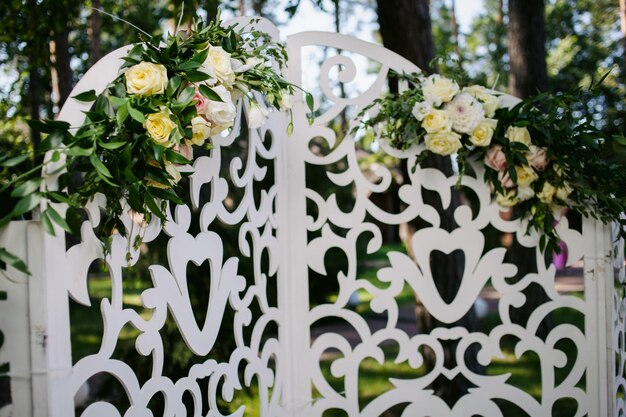 arche en bois de mariage blanc, lors de la cérémonie de sortie. Inscription à la réception de mariage